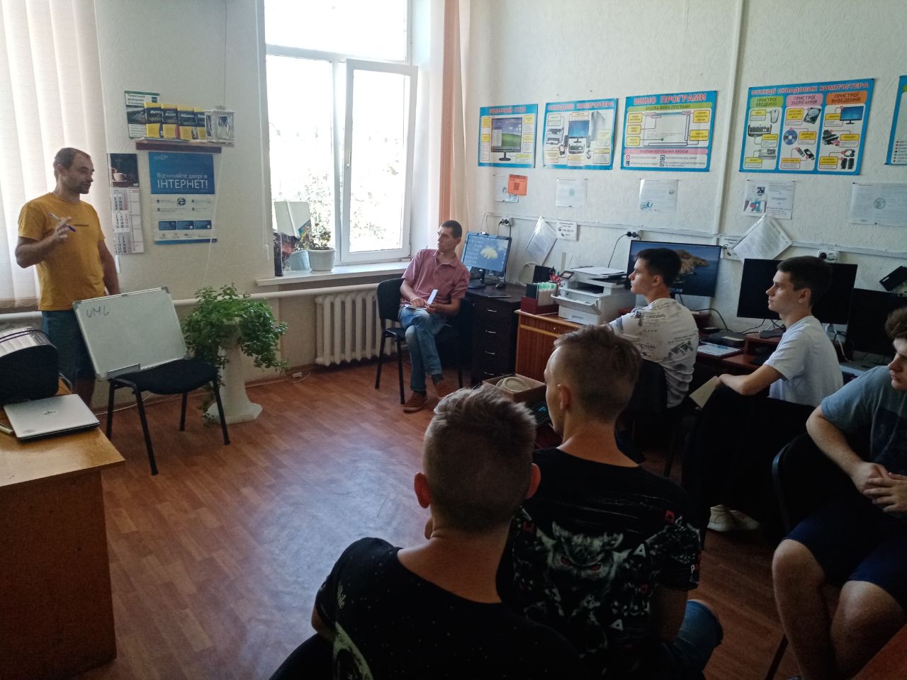 ПЕРЕГЛЯНУТИ->